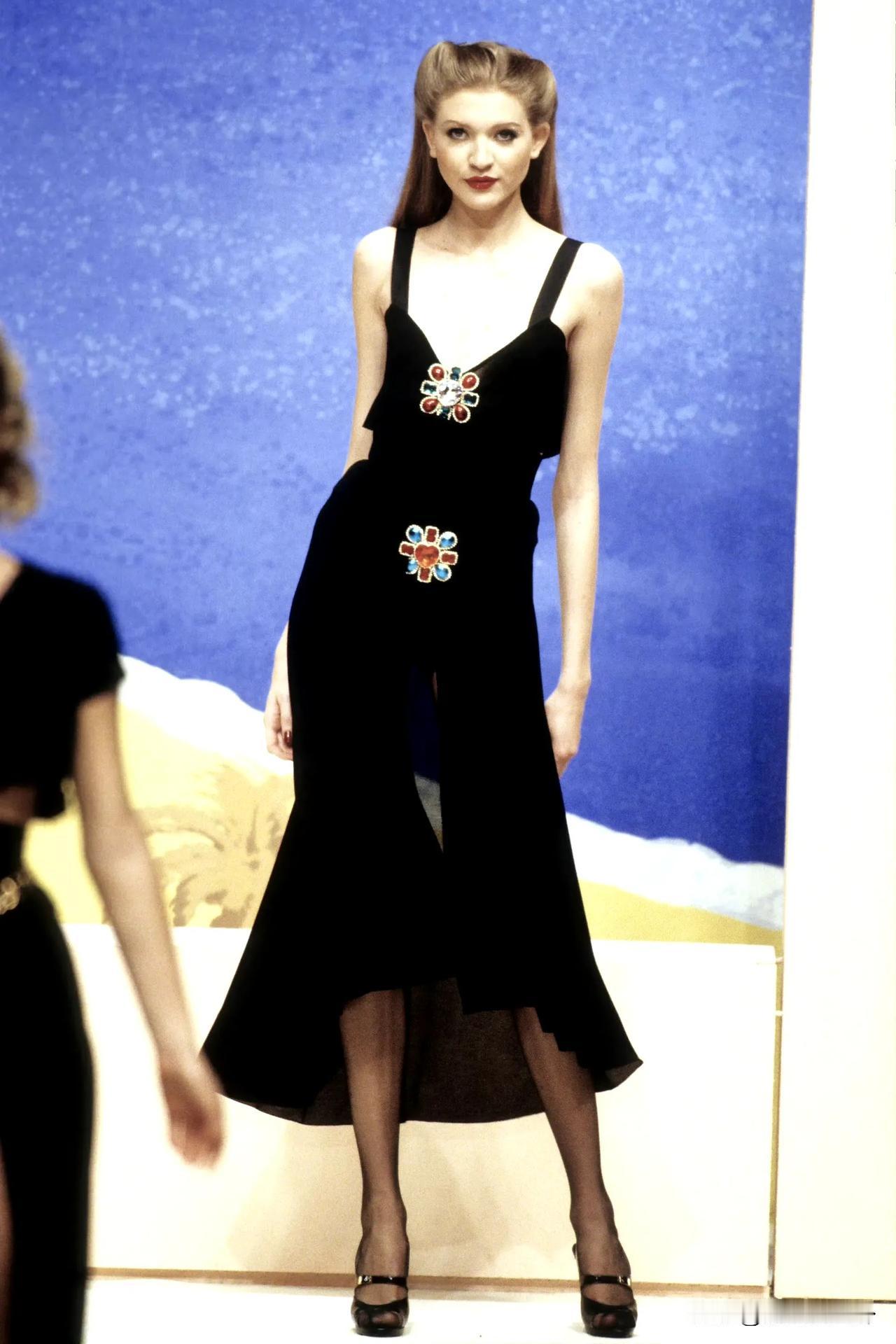 Chanel 1995 春夏 ​款，裙子的剪裁真的好看，时尚果然是个轮回，放到现