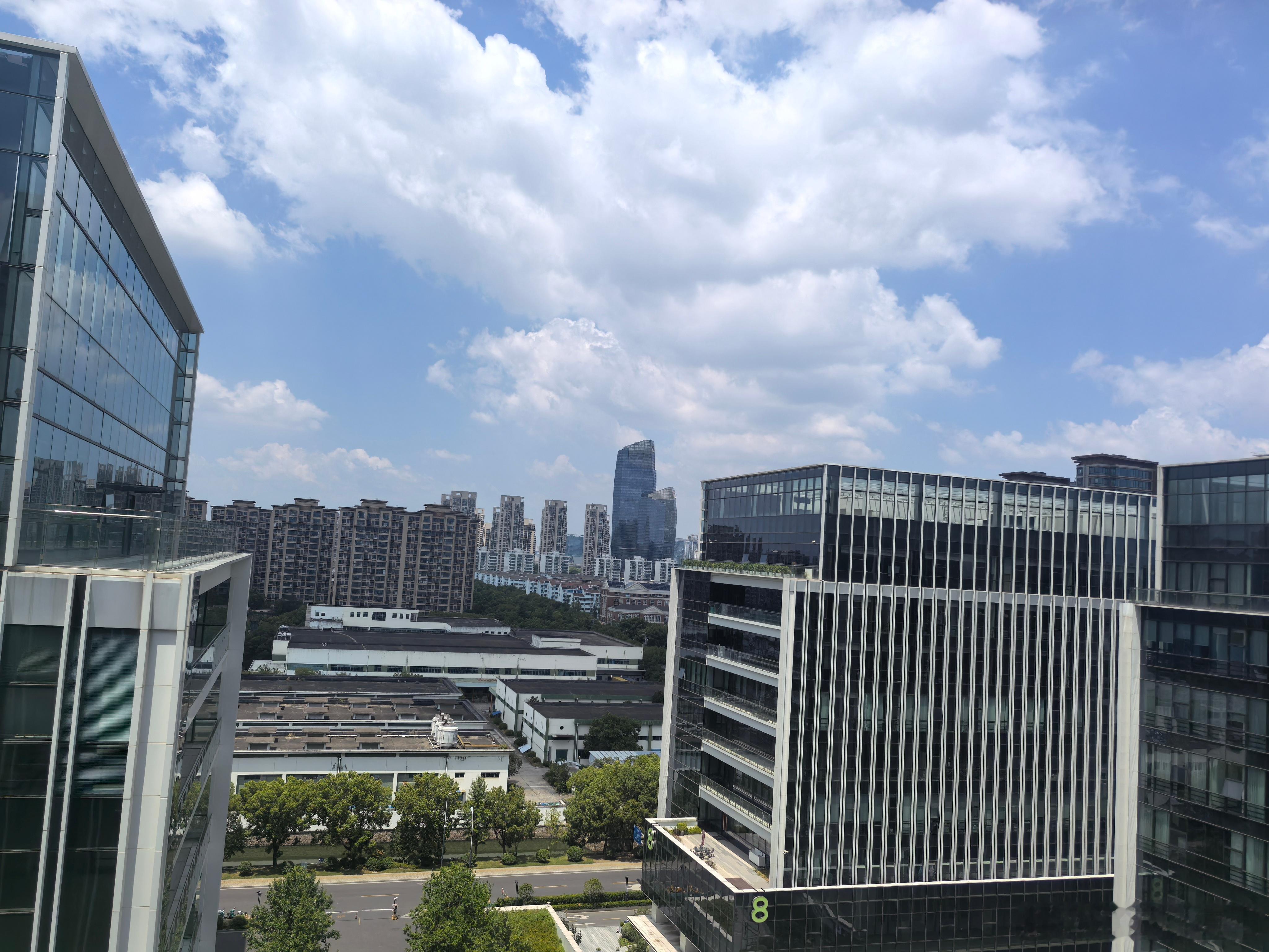 上午，跟团队一起用AI给公司进行管理咨询诊断。期间有聊到：AI可能成为满分销售，