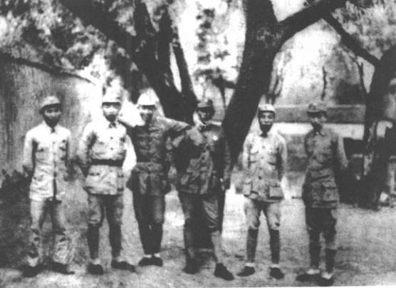 1939年，129师东进纵队政委宋任穷(左6)、政治部主任刘志坚(左1)、政治处
