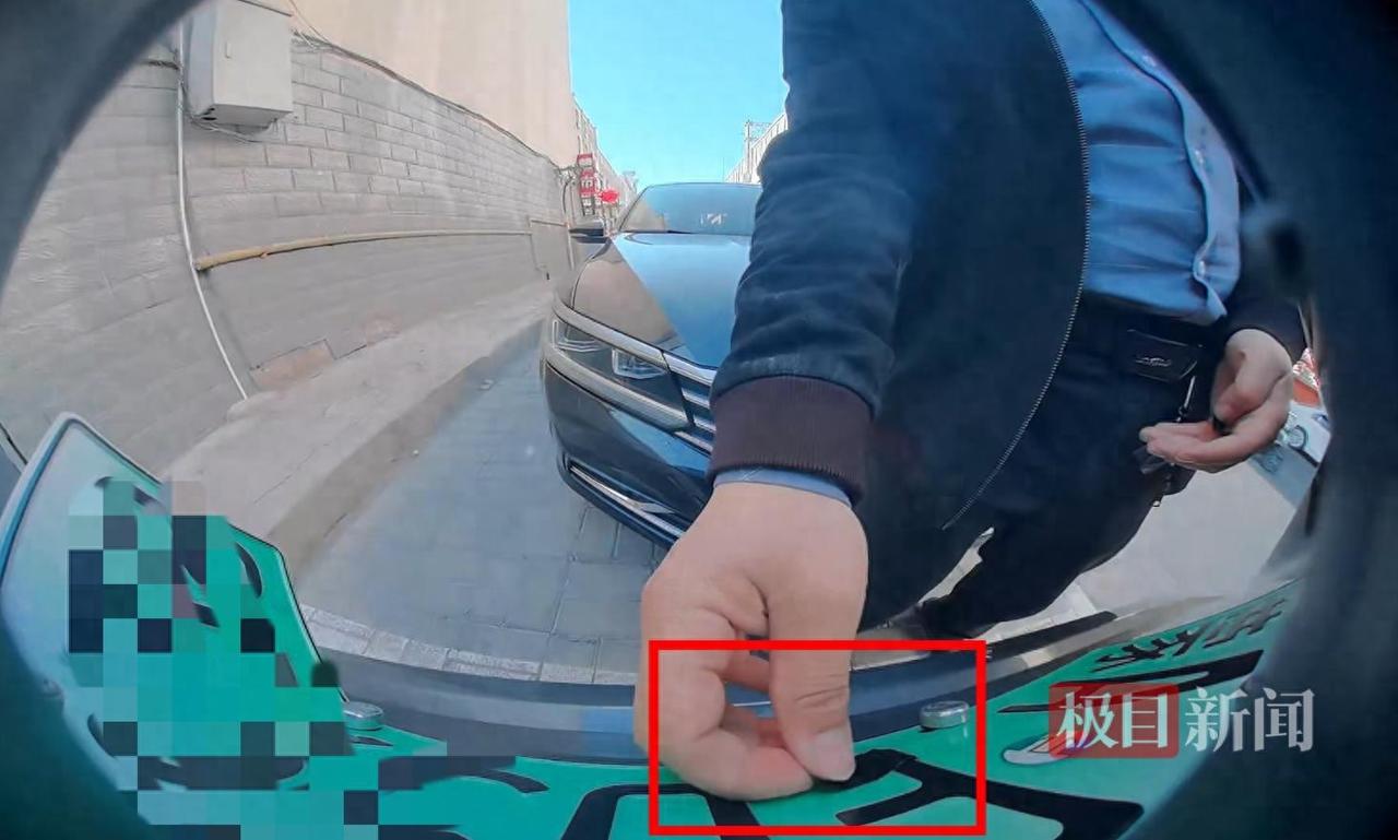 内蒙古呼和浩特，一名男子因为自己停车技术不行，折腾半天停不进车位，竟把怨气撒在前