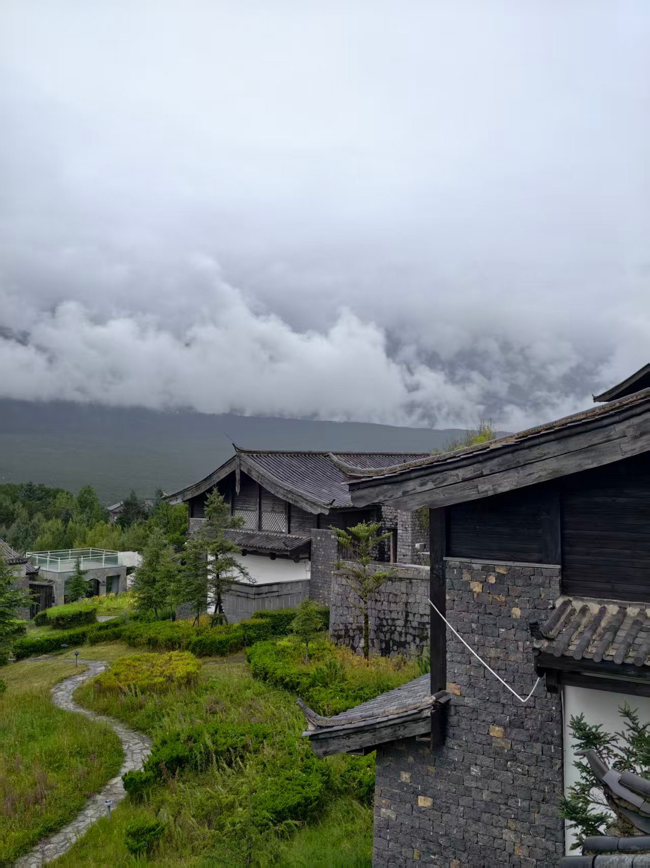 感谢浴见邀请，到丽江了！住进玉龙雪山的怀抱，在金茂璞修，淅沥小雨，山风做伴。走进