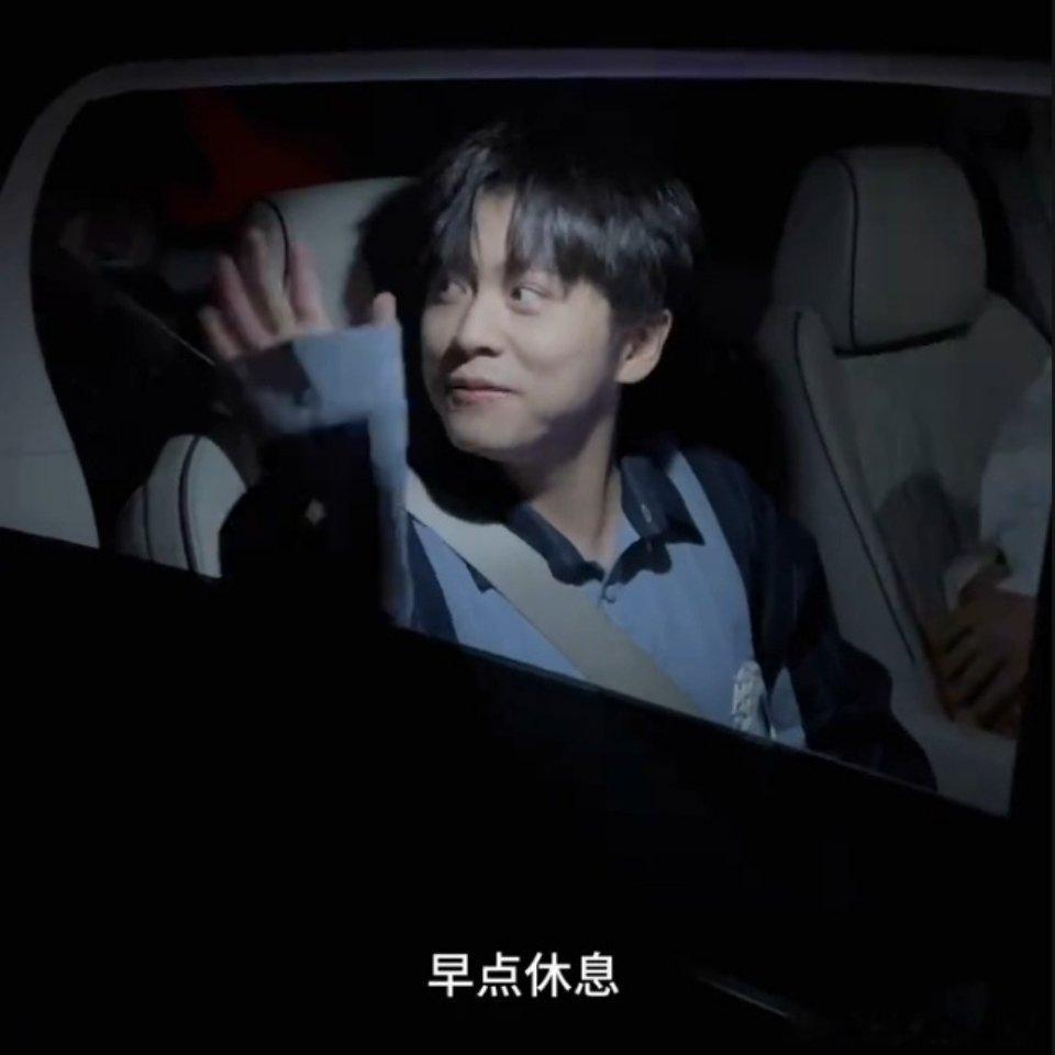 武艺 死车快开啊 他真的好搞笑，整天云里雾里的感觉[笑cry]每次出现都能给大家