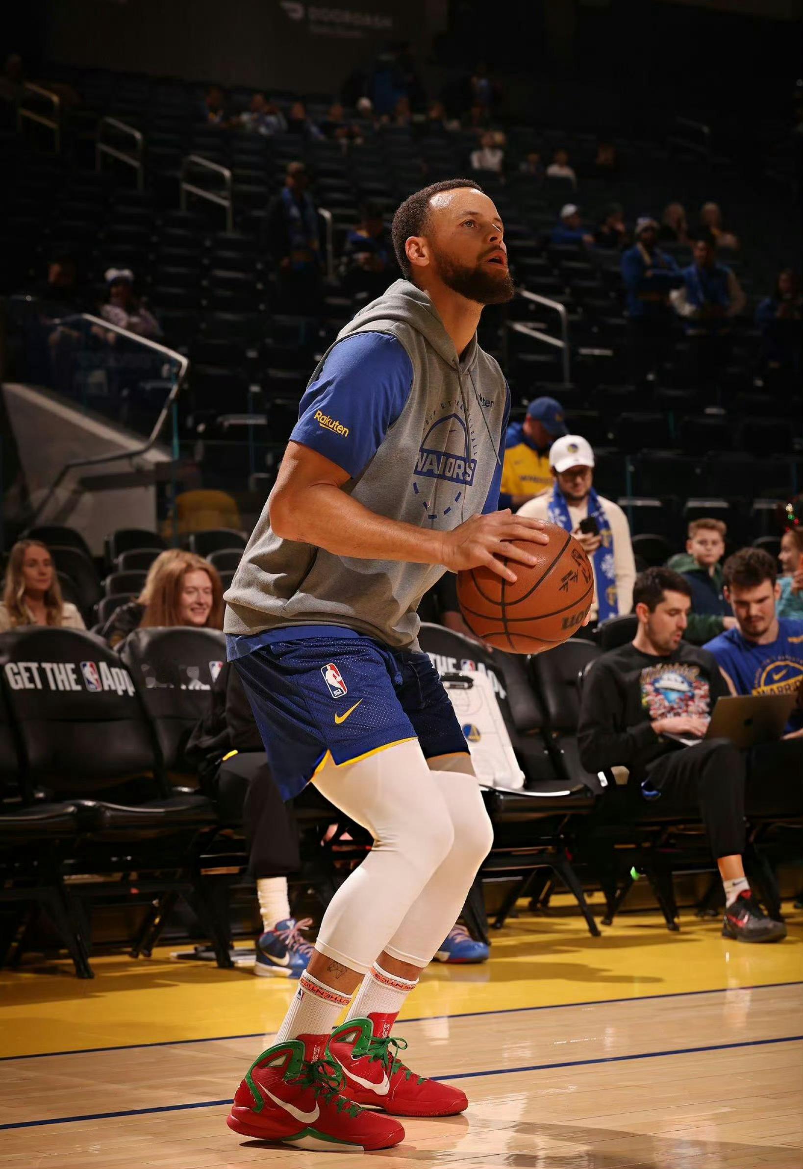 2025年圣诞大战库里上脚Hyperdunk 2010 “Christmas”配