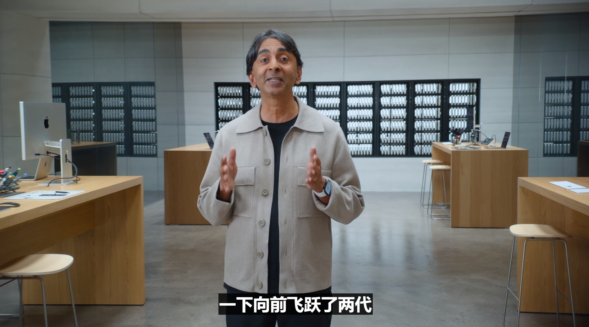#苹果发布会# 这个是憨豆先生吗？致敬了吗？#苹果发布会有哪些看点# ​​​