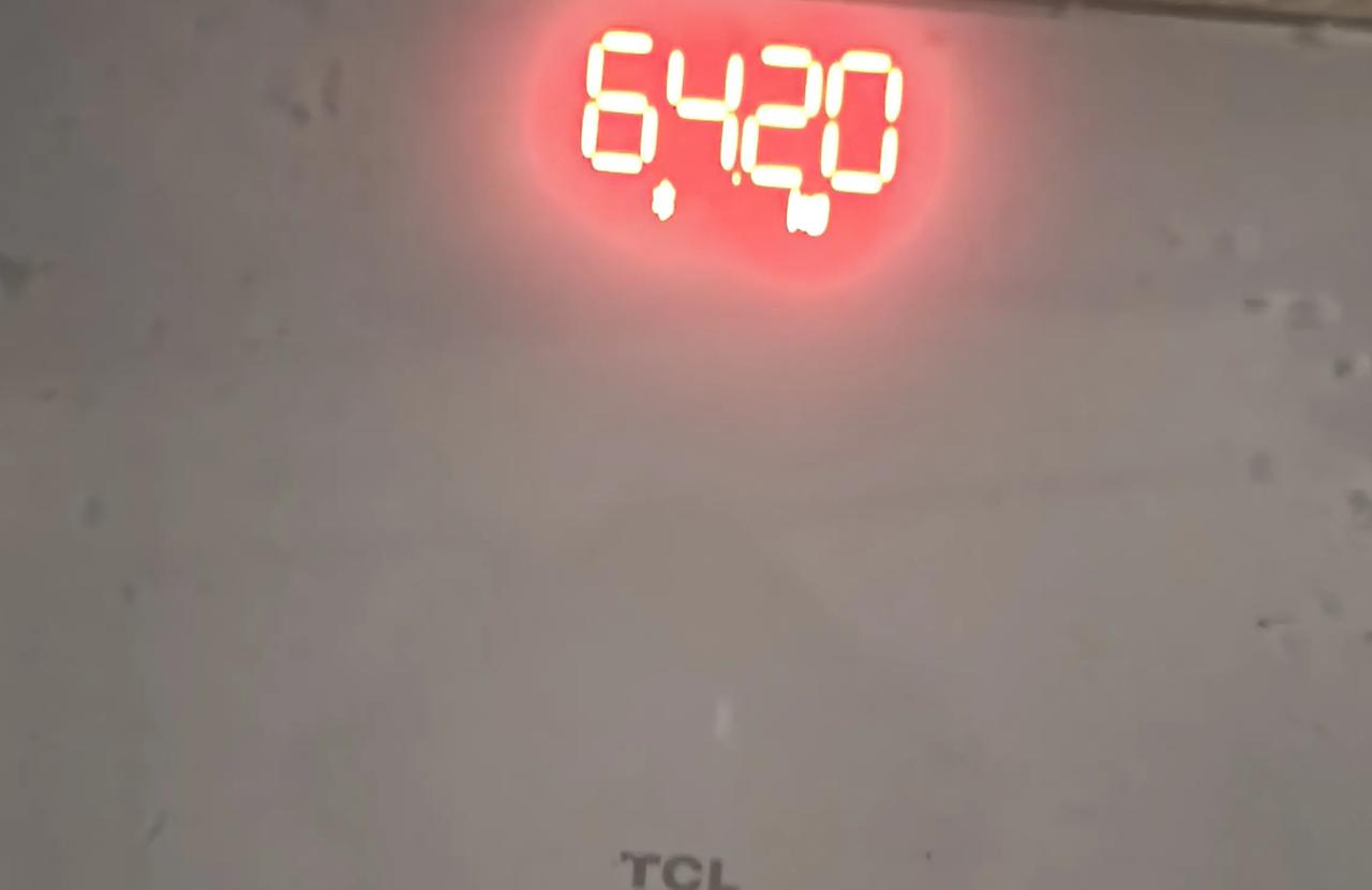 今早空腹体重64.20kg

昨天中午吃的饺子，为了消食，昨晚喝了一瓶奶，没吃晚