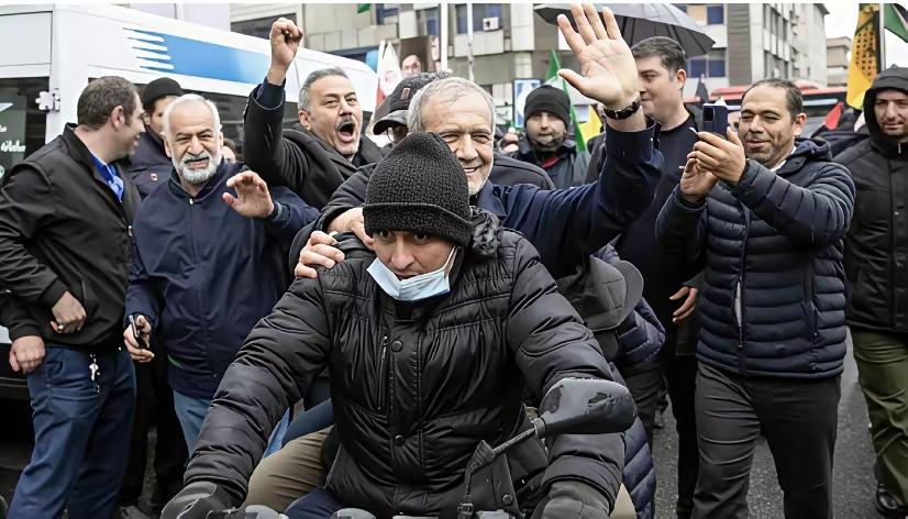 ​相比之下，伊朗总统佩泽希齐扬更会考虑问题。在公共的视野中，选择的是摩托离去，以