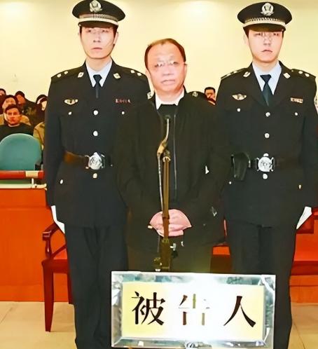 首都机场原董事长李培英，手握百亿国企大权，却把权力当赌资，下班后频繁飞澳门豪赌，