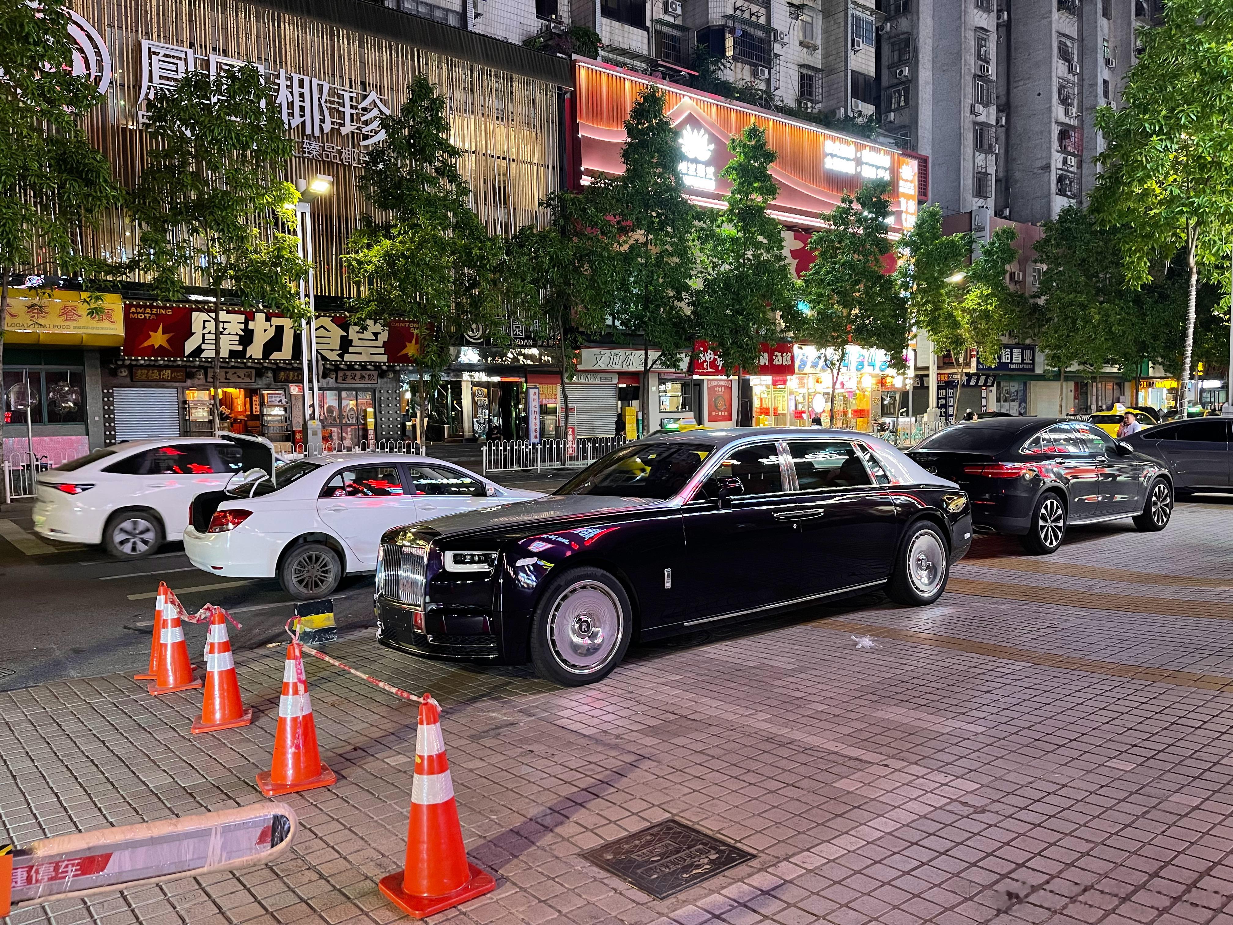 深夜和老陈散步聊天，偶遇幻影，真的帅[抱一抱] ​​​