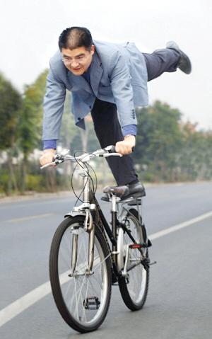 陈光标不仅会行善，还会耍车技，他这车技耍得有点意思。