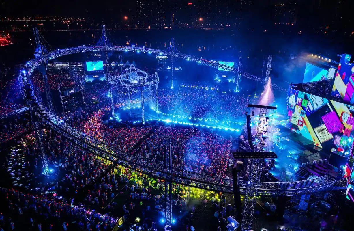 抽4个人去看演唱会！酒店+机票+演唱会门票全包！不要的可折现6000元！想干嘛干