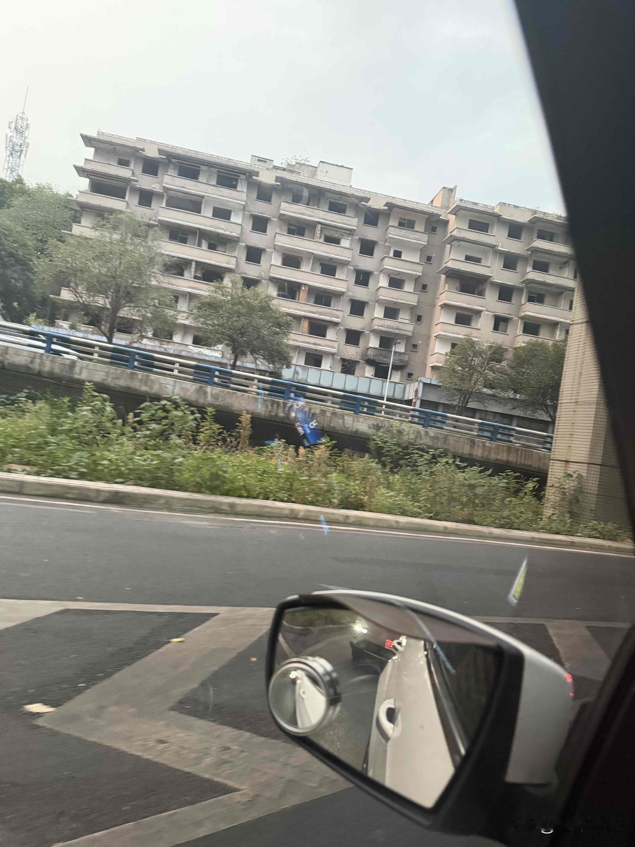 南岸四公里广黔路那一大片腾空的老楼，房子人早就搬空，窗户全部拆完，但一直没推倒。
