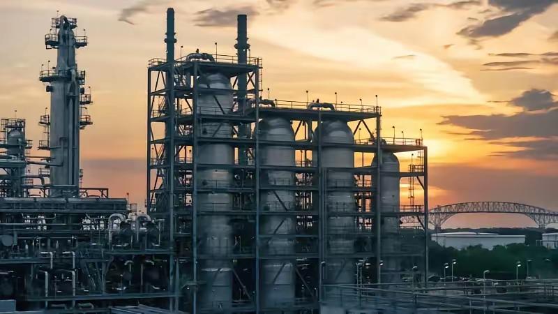 美国多家大型炼油厂接连发生爆炸！

3月24日，美国得克萨斯州阿瑟港的瓦莱罗炼油