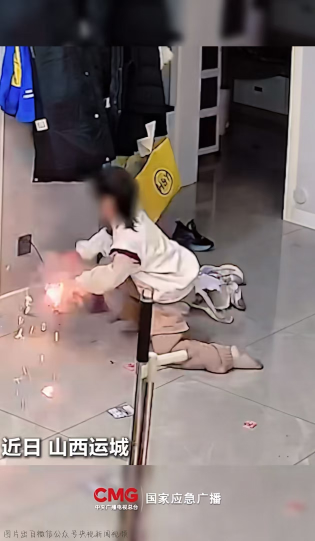 女孩玩拼豆不幸触电离世拼豆这个娱乐活动本身挺好的，可以锻炼耐心，也省的小孩天天玩