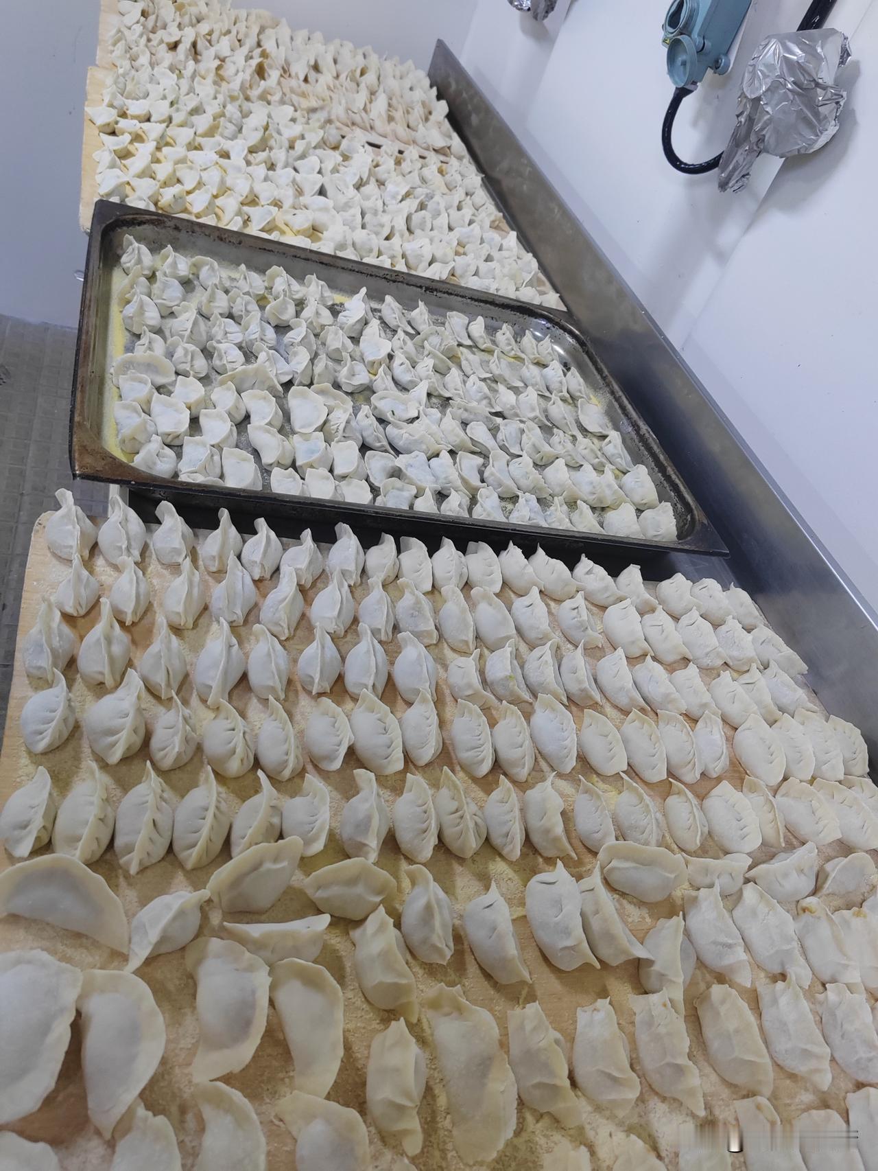 在不到两个月的时间里，我们船上吃了三次水饺，两次馄饨，一次面条，一次聚餐，一次烧