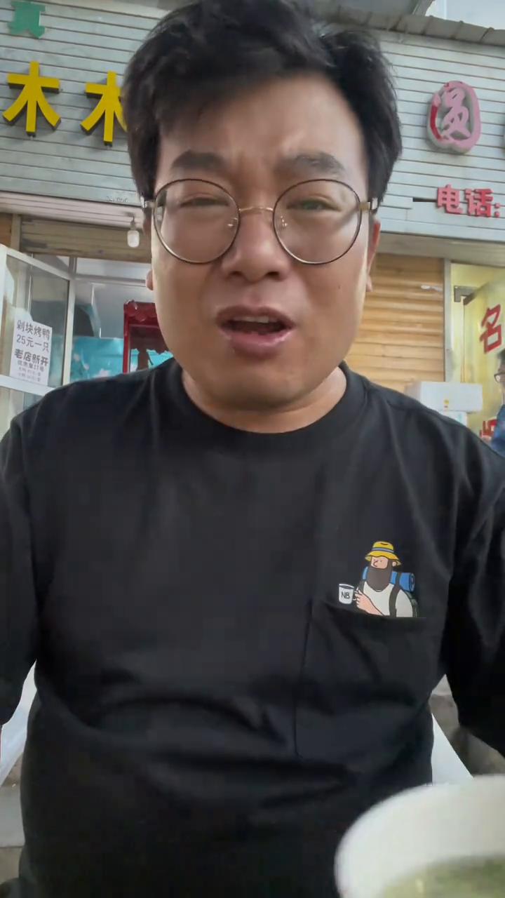 兰州羊脑、羊杂碎。
马师，羊杂碎很厉害，听说这一家鲜羊汤。
先来羊汤，这回大瑶山
