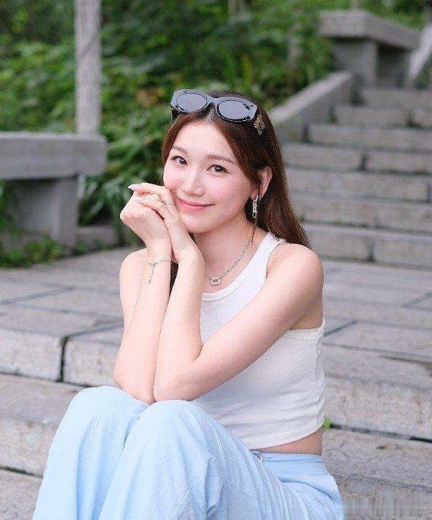 無綫甜美小花鄧美欣（Venus）日前在社交平台驚喜「派福利」，大膽打破過往乖乖女