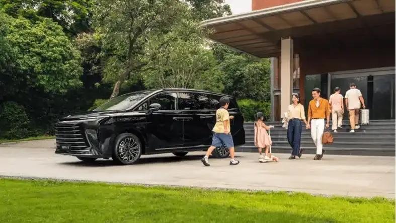 搭载磷酸铁锂电池的在售主流MPV：

1、腾势D9 DM/EV全系
2、小鹏X9