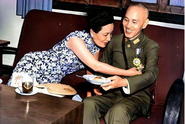 这张照片显然是经过精心设计的摆拍之作。画面中，宋美龄身穿一袭蓝白花纹旗袍，正俯身