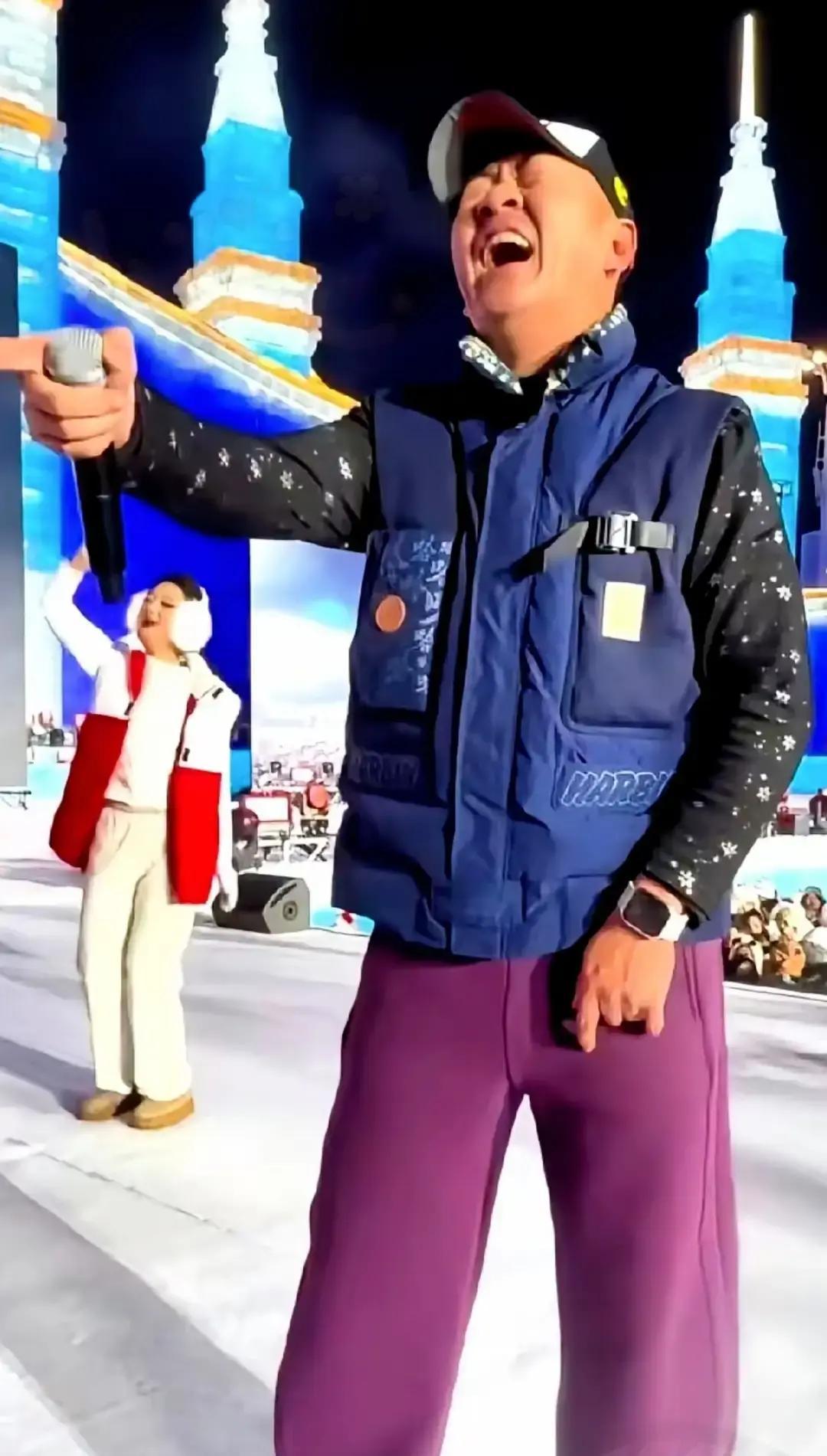 零下30℃，科班主持人被冻哭
 
游客把羽绒服裹到只剩眼睛，还是听不清台上字正腔