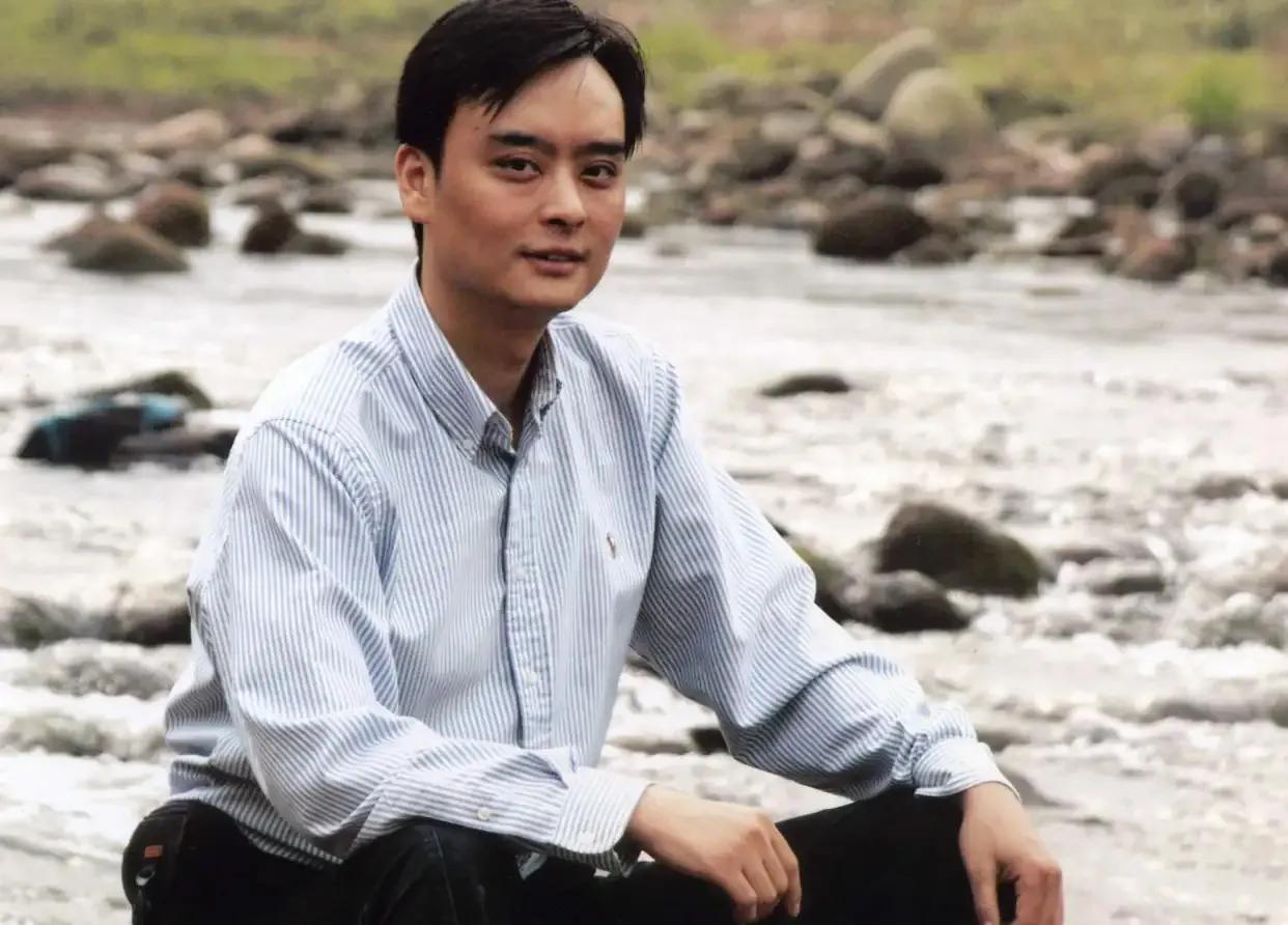 我是刑警里的的这位演员，本来就是双眼皮啊，为什么还要做双眼皮手术？这我就有点搞不