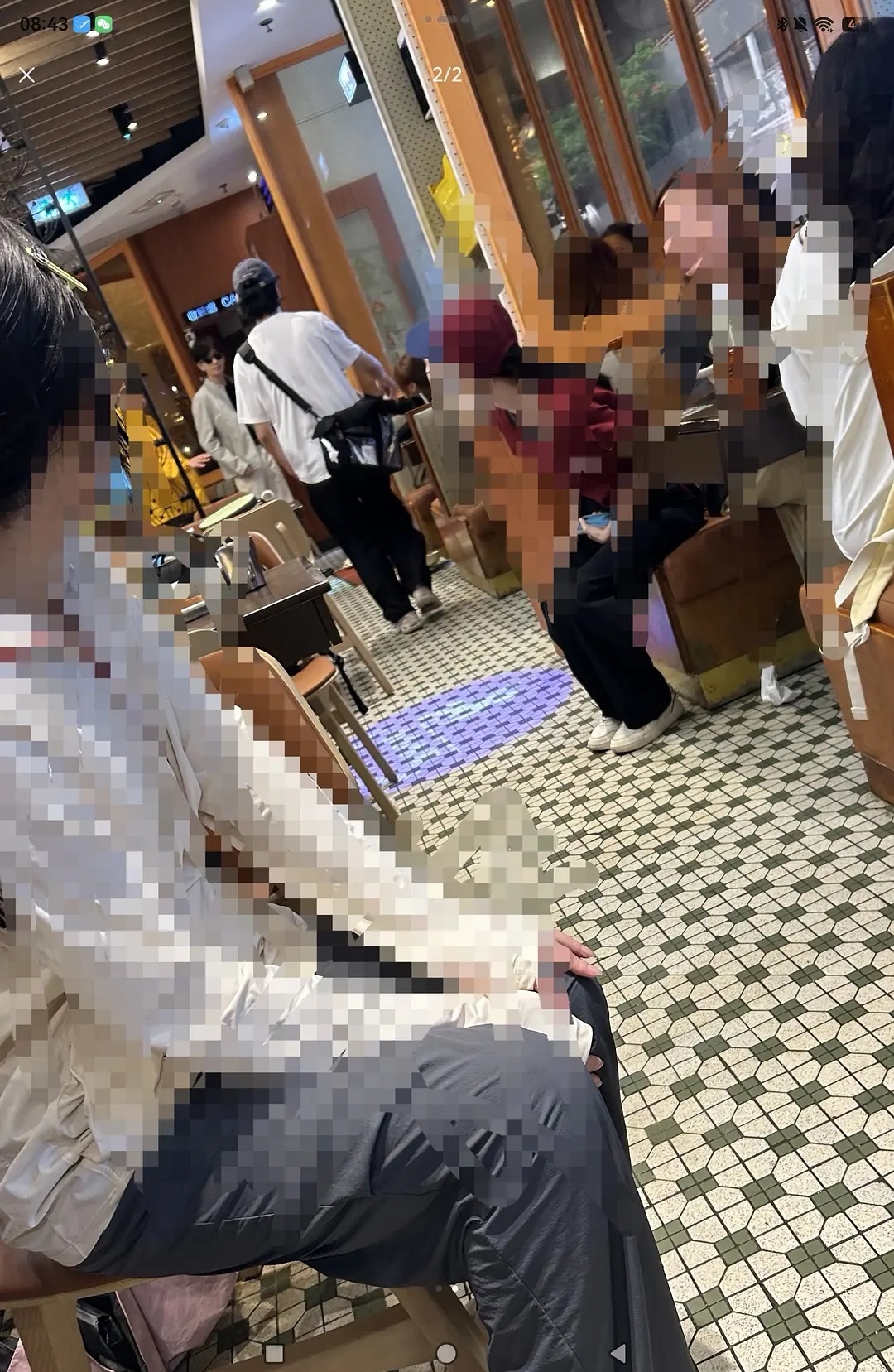 路人偶遇成毅拍戏，随手一拍都能看出明星不愧是明星啊这小头小脸 