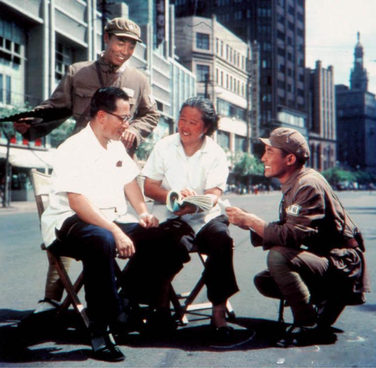 1964年电影《霓虹灯下的哨兵》工作照，左一摄影师黄绍芬，左三导演王萍历史影像 