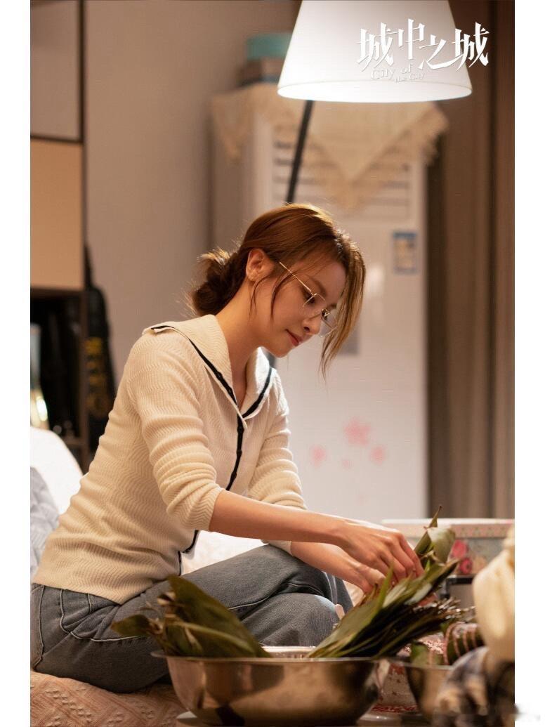 隆妮三年三部央妈剧 隆妮的民国美女特工适配度堪称满分。她不仅外形贴合角色，更用扎
