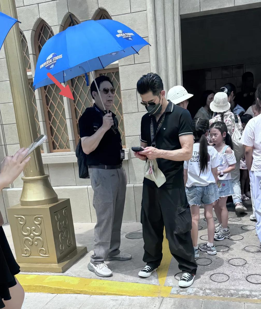 61岁郭富城带两个女儿到游乐园玩，岳父亲自为他撑遮阳伞，可见他在岳父心里的地位有