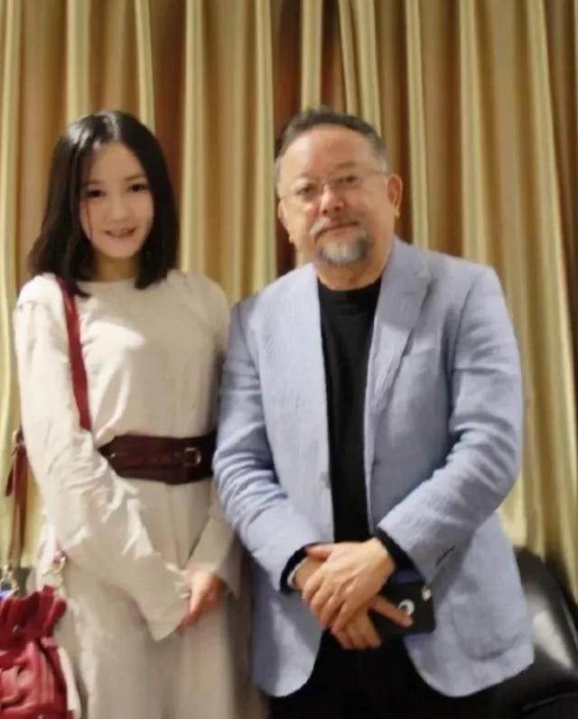 2006年，58岁的王刚三婚娶了小他20岁的郑艳东。新婚之夜，王刚对郑艳东说："