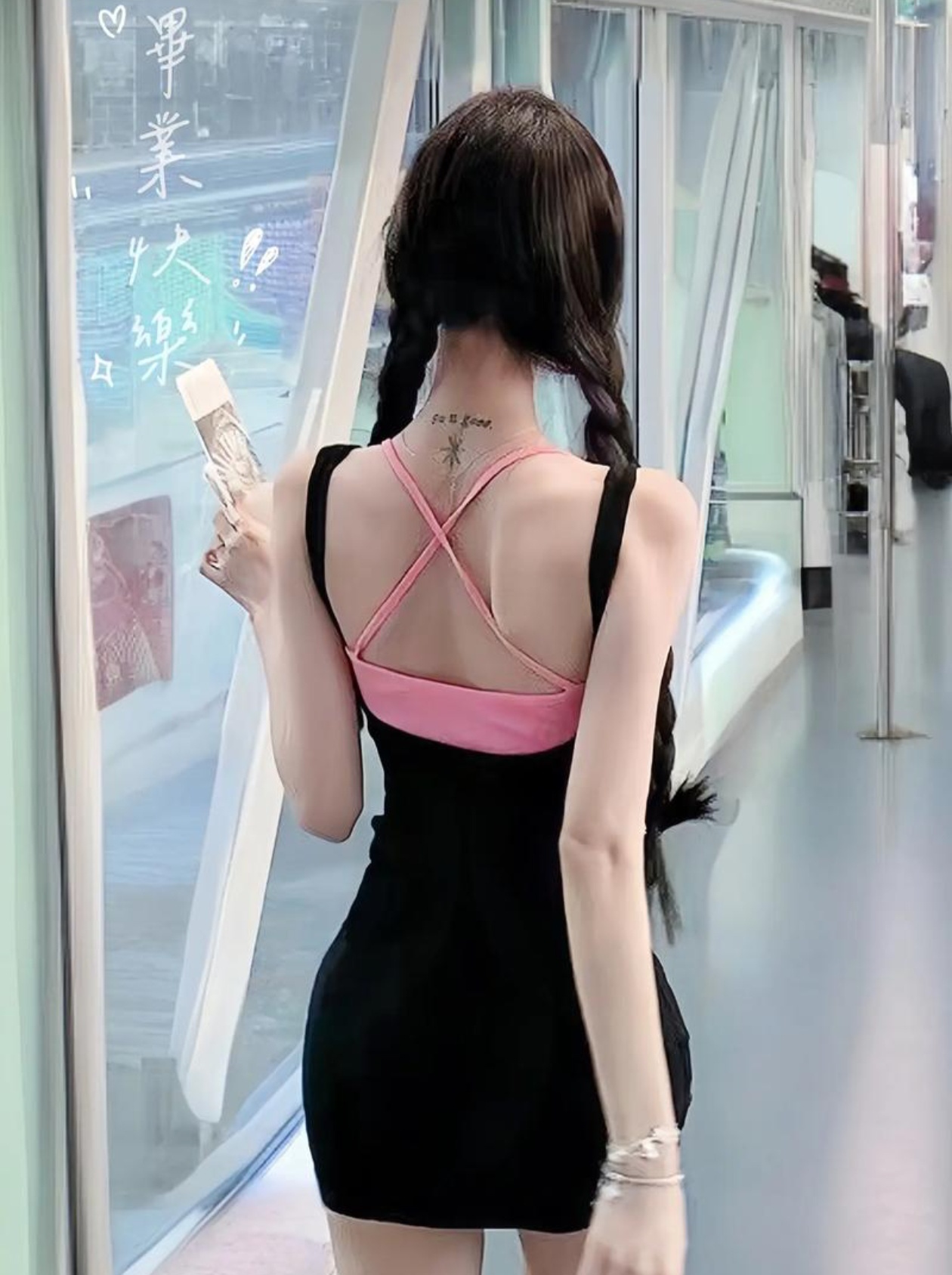 乘警回应给穿吊带女乘客发提示卡挺好的，女生本来就属于弱势群体嘛！建议全国推广，只