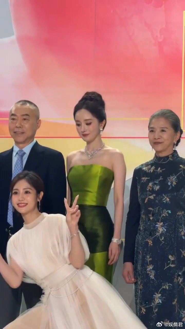 杨幂对邢菲宠溺一笑杨幂看邢菲的眼神好温柔白玉兰红毯杨幂低头看邢菲这一下眼神好温柔