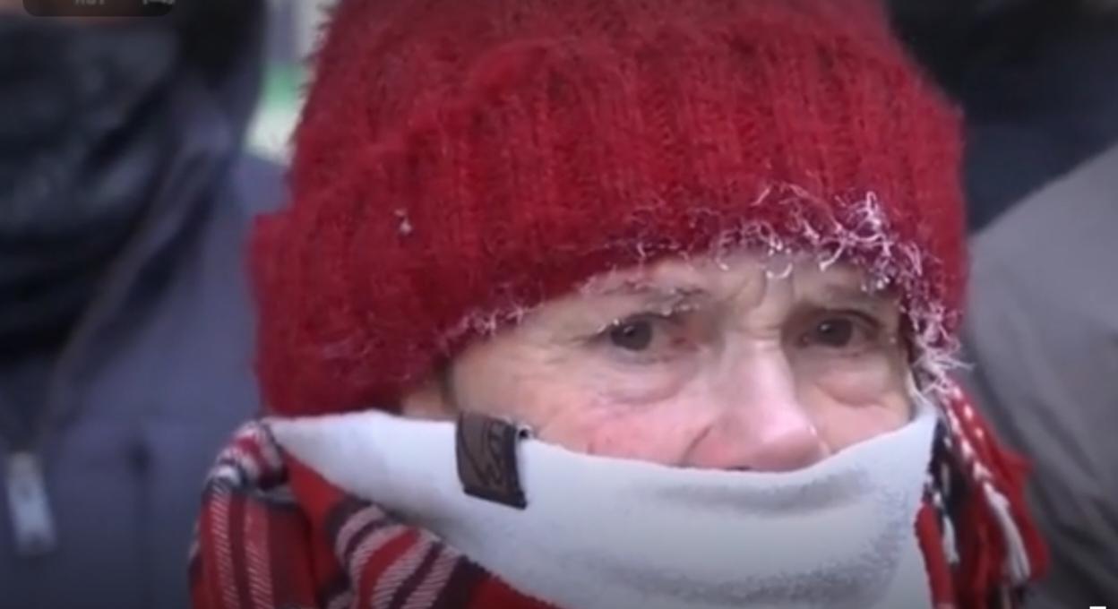 美国明尼苏达州与缅因州的民众在严寒中走上街头，高举“ICE OUT”标语，抗议联