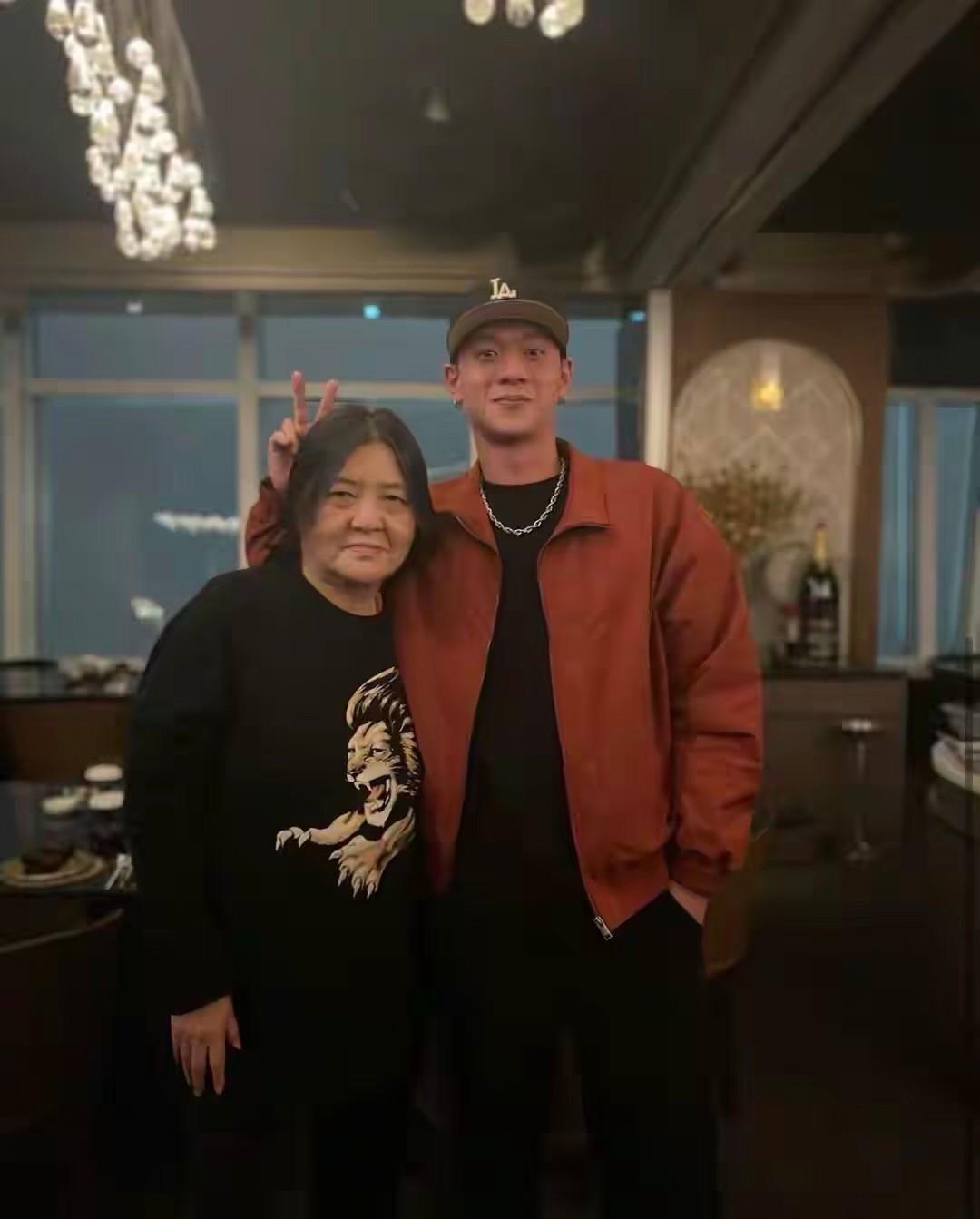 陈宝莲23岁儿子曝光，与邱黎宽吃年夜饭，身高185，长相帅气。宽姐真的是把这个孩