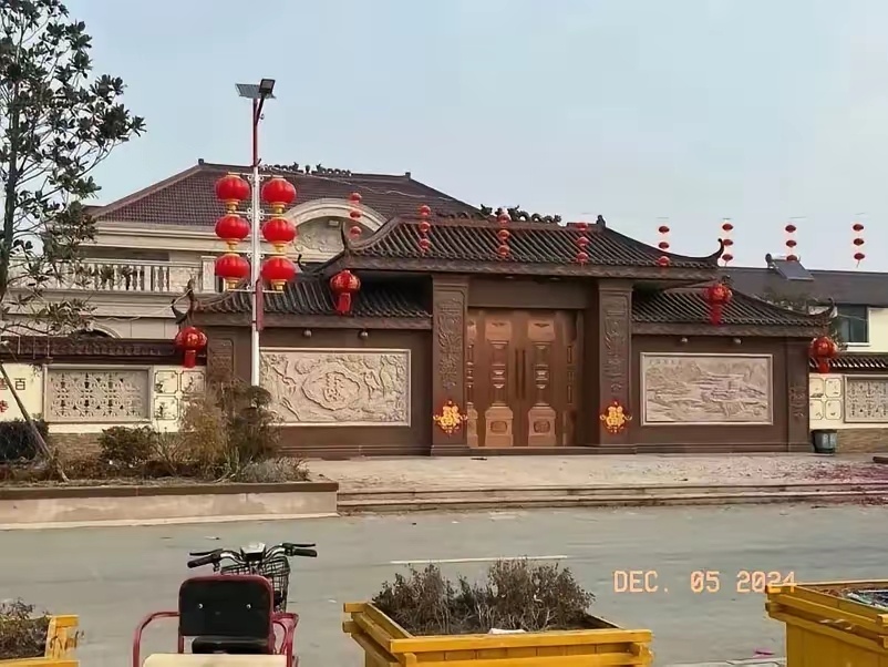 刘强东在老家盖的房子像不像王府？[允悲] 