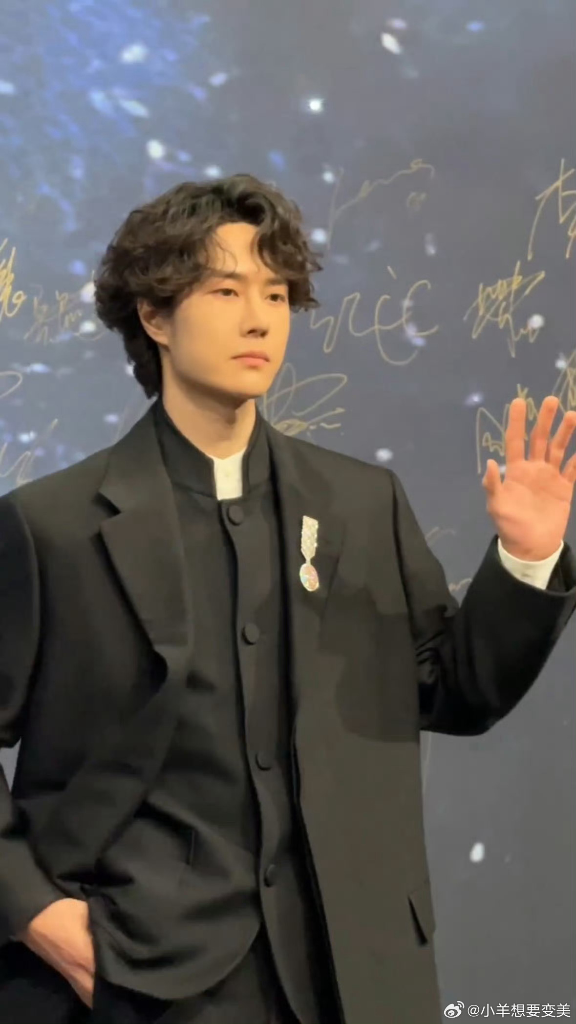 王一博 中山装确认过眼神 是很帅了