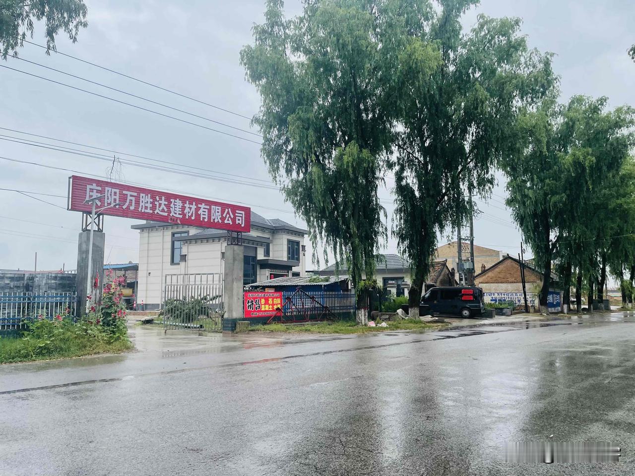 不管在哪里，老家的村庄依然还是在哪里，那是自己一生都记得的地方，童年的乐园，青年