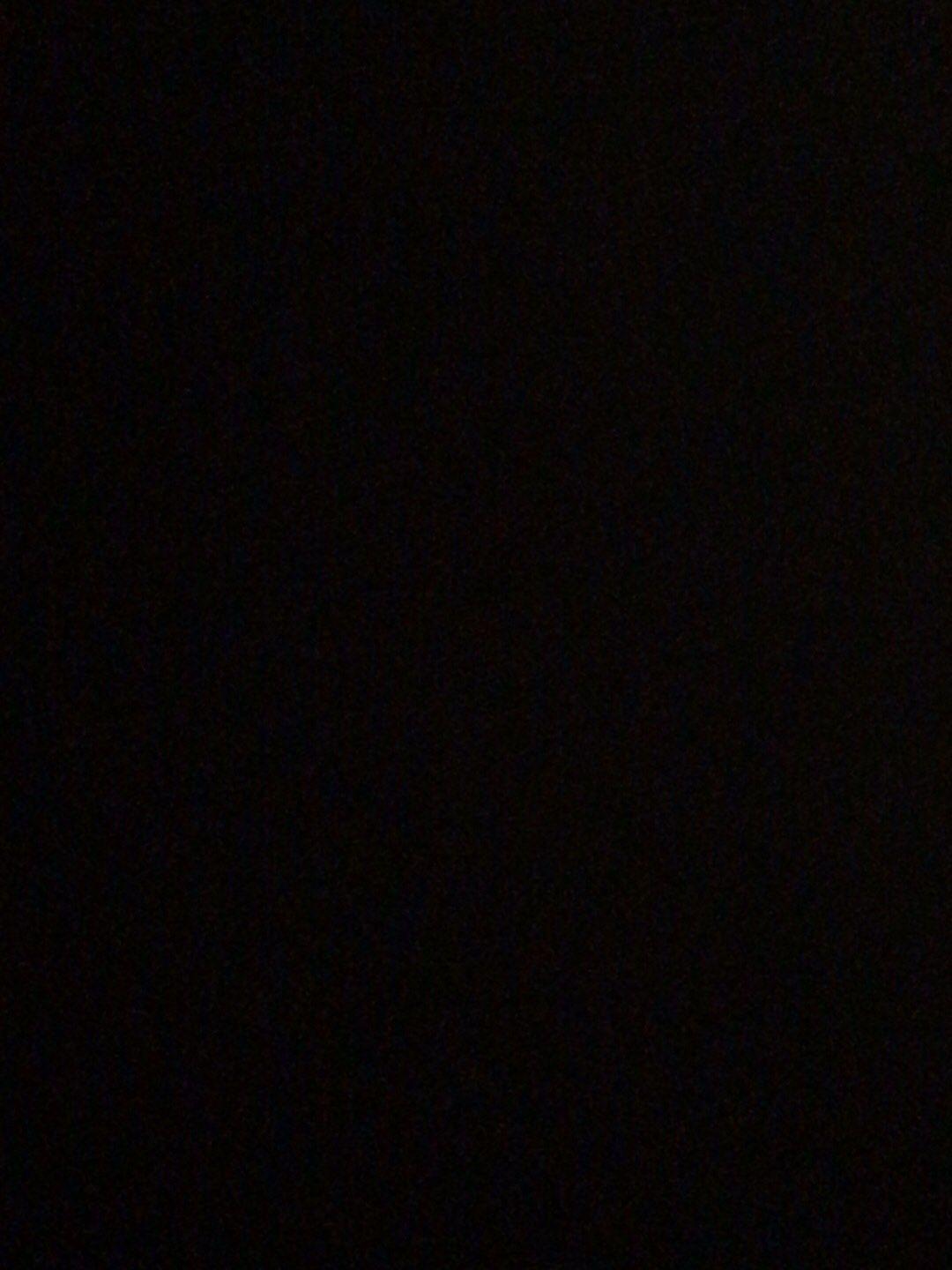 昨晚，我跟堂弟去夜钓。
后面有一片玉米地，旁边对面都是树林，林子里有几处老坟。