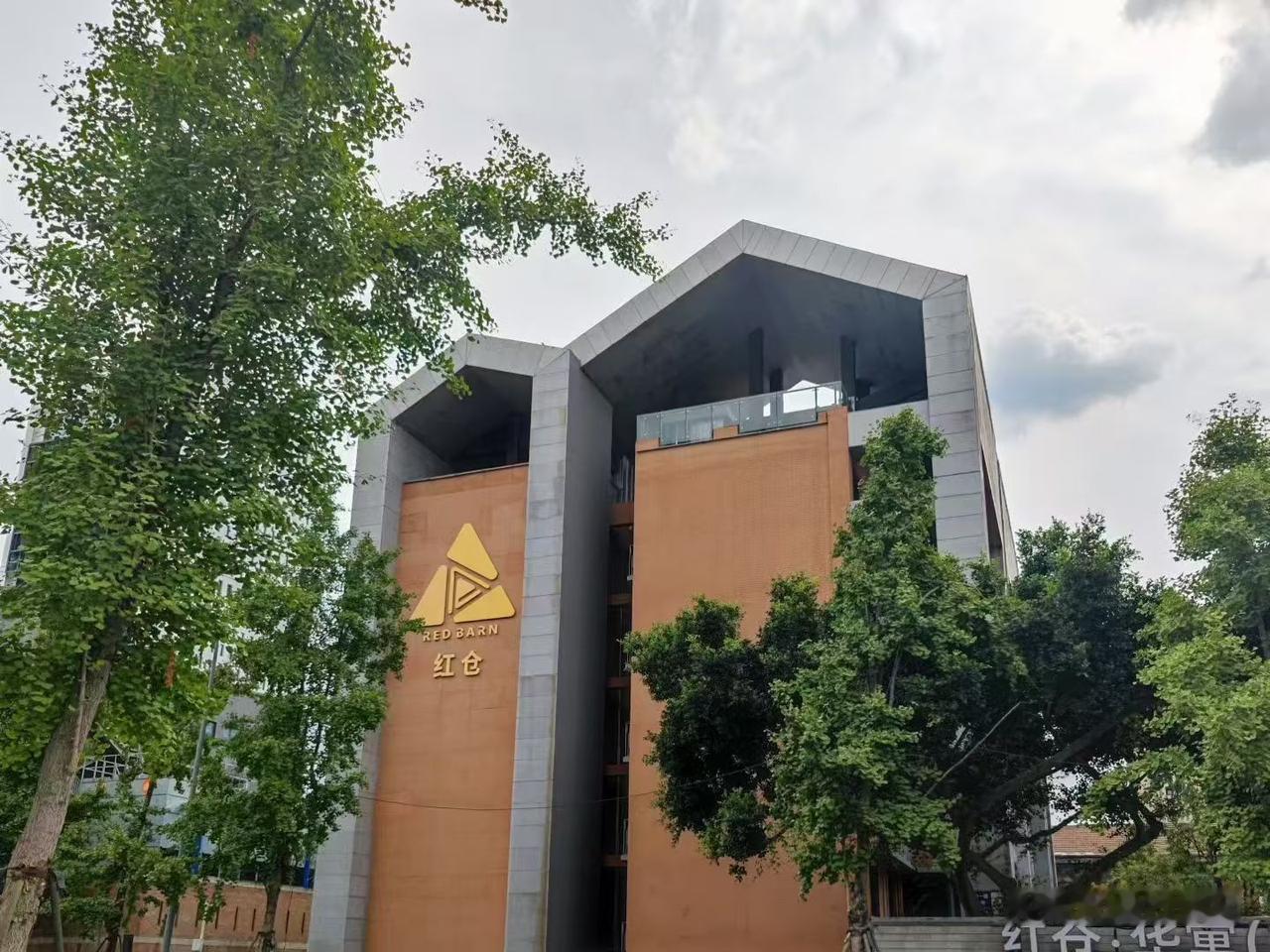 分享一组先锋美学建筑
成都市老年人协会摄影专委会
图文原创  康红鹰
组稿编辑 