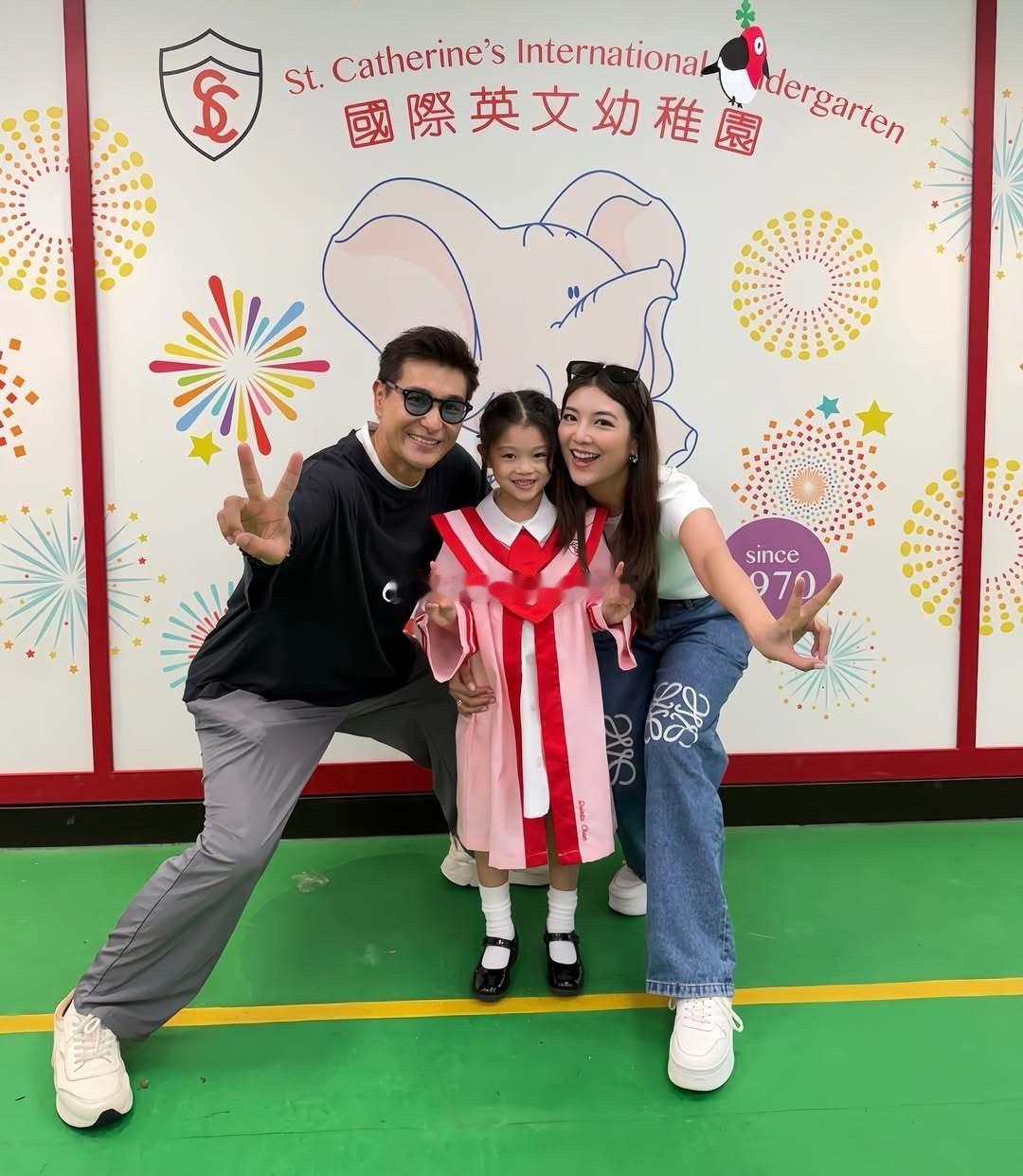 陈展鹏女儿小猪比幼稚园毕业 ​​​