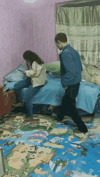 大叔从手机中，发现了女人出轨的证据，他一把抢了过来！女人不肯罢休，拼命要夺回手机