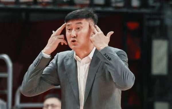 广东87-88遭浙江稠州绝杀！赛后记者镜头显示，浙江广东双方球员拥抱致意，只有主