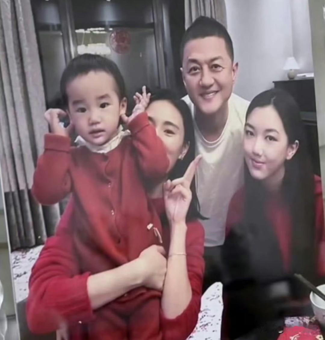 李亚鹏还领养了一个女儿，还有谁不知道，李亚鹏除了李嫣，窦靖童，夏夏还领养了一个女