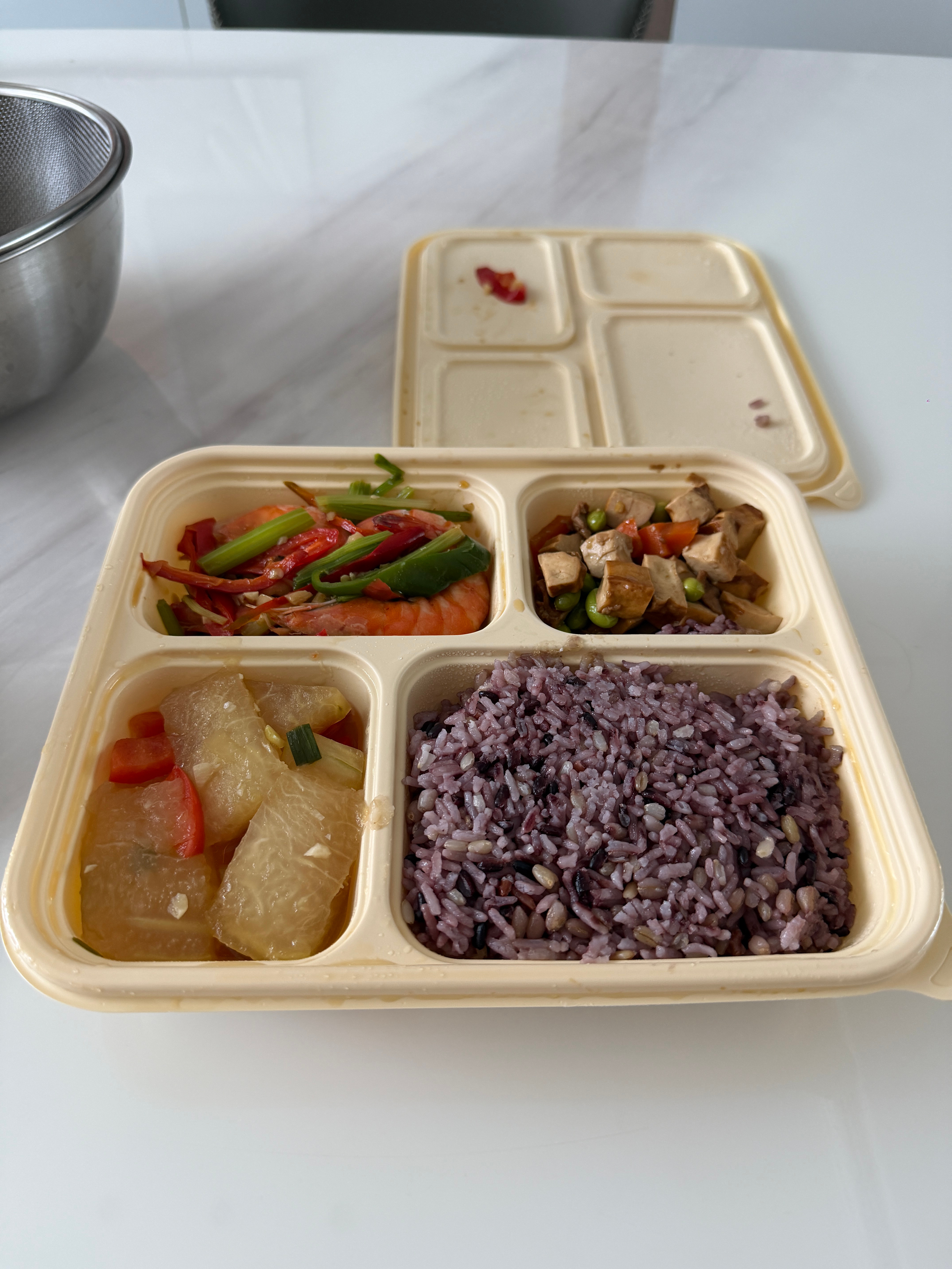 今日份小饭桌老板认识我还送了个汤哈哈哈 