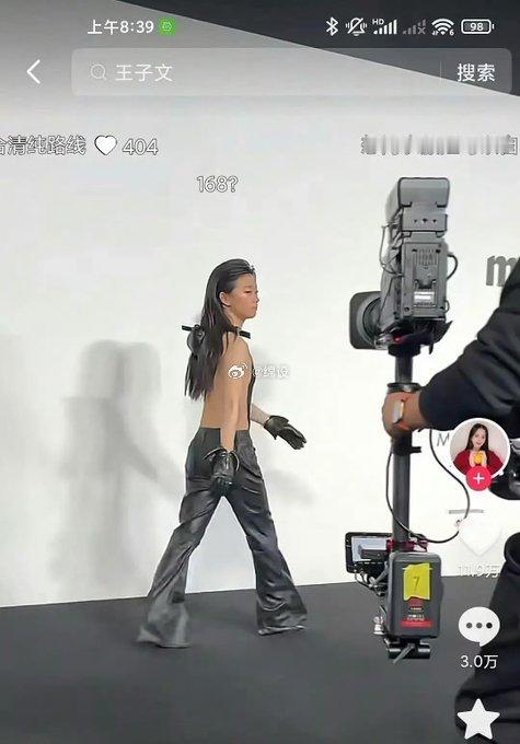 现在才发现，这姐妹硬件都成这样了，居然还那么火🔥，实在想不通啊…… 