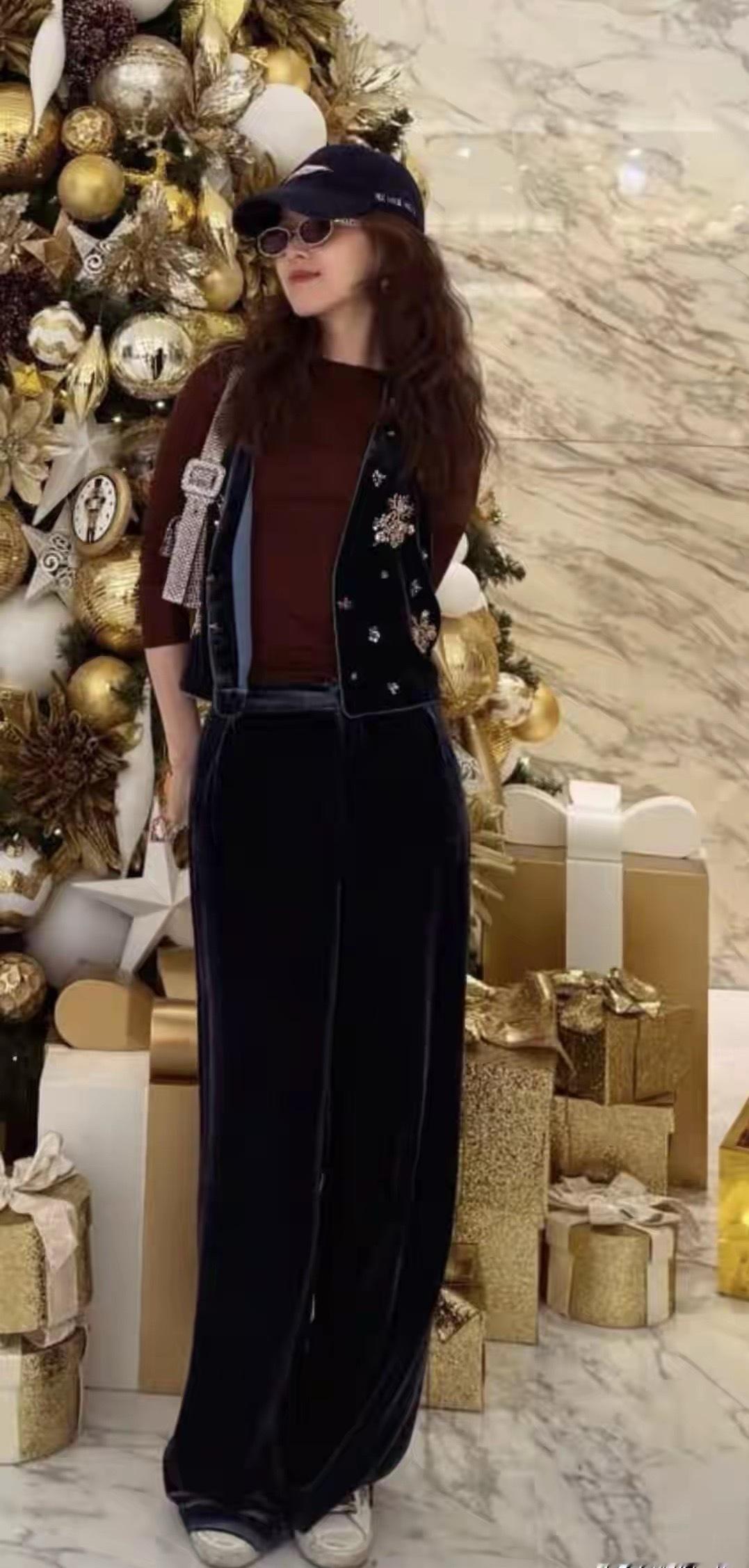 阔太章泽天在迪拜过圣诞！浑身精致，小白鞋却脏脏的，好多天没洗 