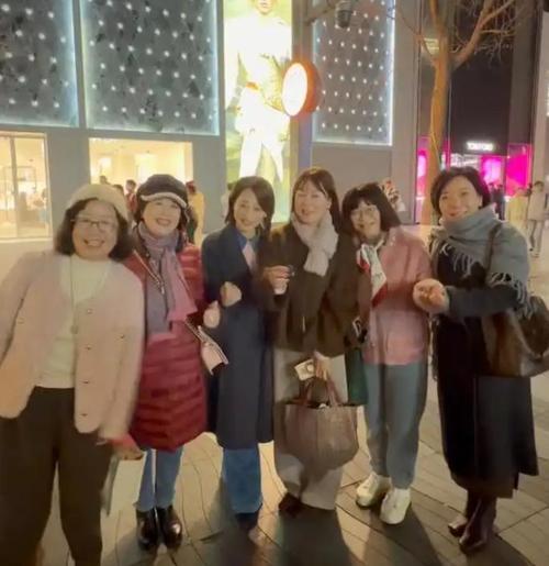 杭州湖滨步行街的跨年人海里，藏着最暖的风景！六位杭州闺蜜，坚守二十年跨年仪式，以