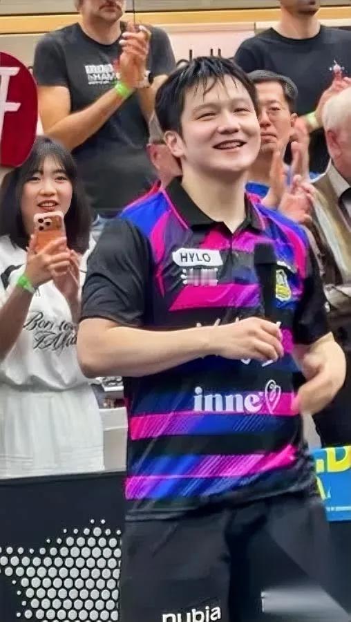 吴指导没睡觉

熬到四点多

本来都躺平准备闭眼了，突然想起樊振东的比赛还有赛后