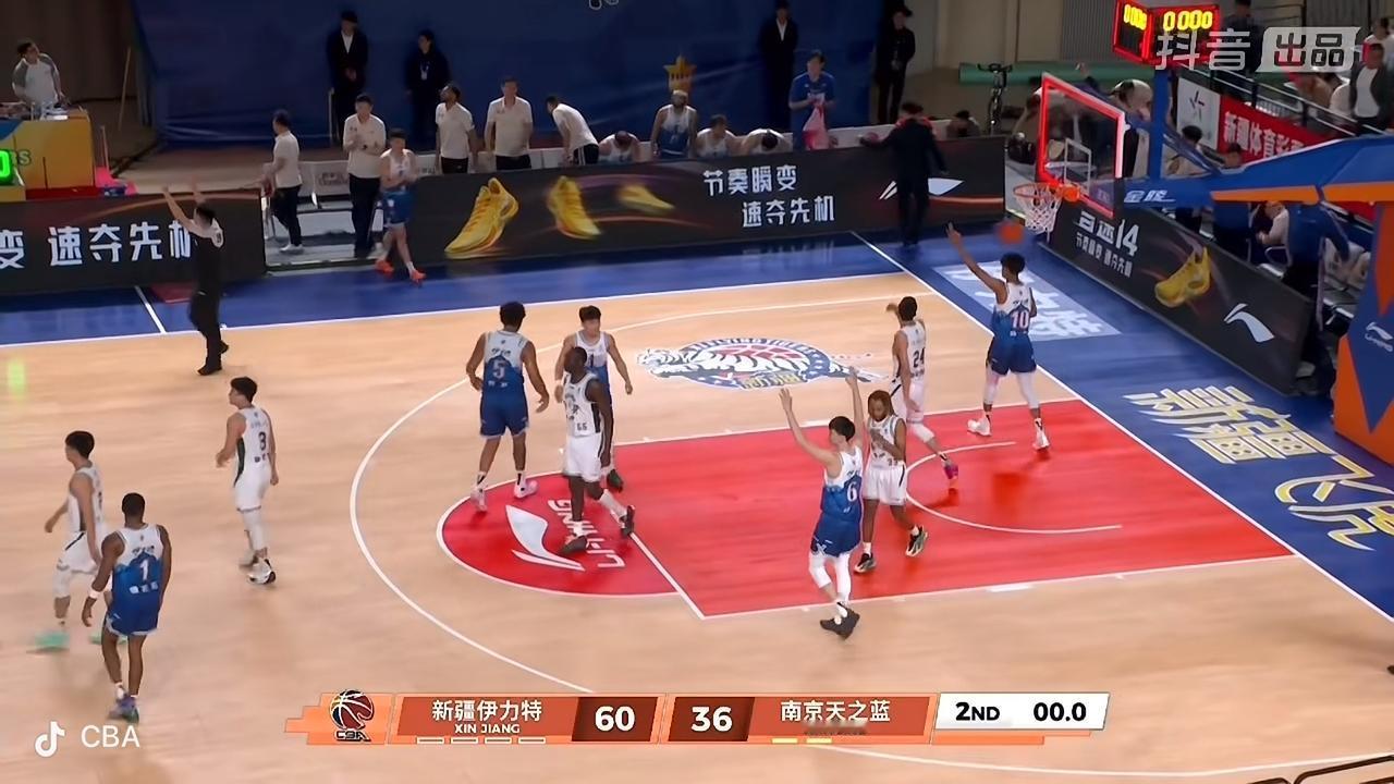 漂亮！新疆飞虎男篮上半场比赛大比分领先！

        在刚刚结束的新疆飞虎