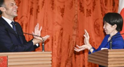 马克龙真是变色龙，前脚刚说要与日本联手对抗咱们，结果刚回国，后脚就表示自己并没有