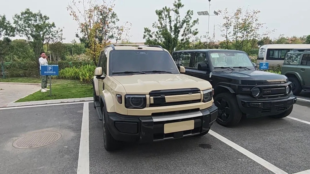 iCar 的车也是越做越大了，V27 的尺寸直接来到了五米，比路虎卫士都大了一圈
